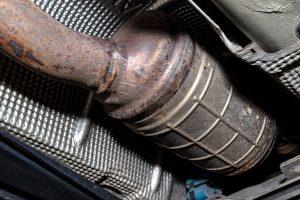 Dīzeļdzinēja DPF filtrs automašīnas izplūdes sistēmā.