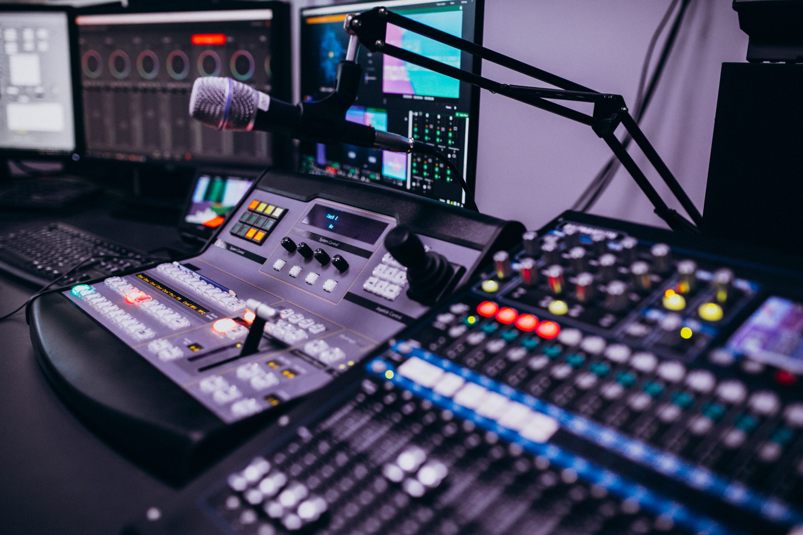 Radio vai televīzijas studijas pults ar mikrofonu un dažādu signālu vadības iekārtām.