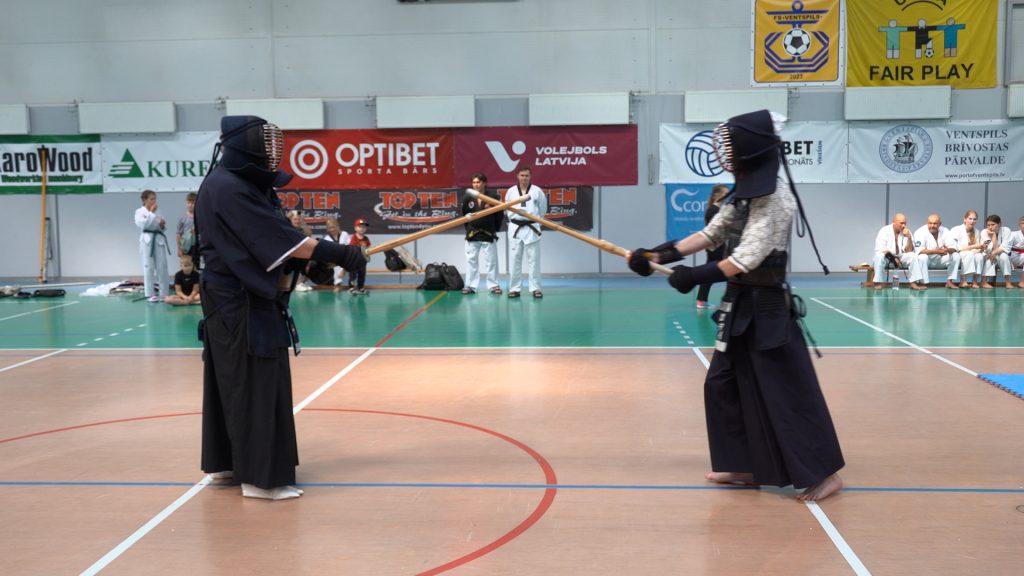 Kendo cīņa ar bambusa zobeniem