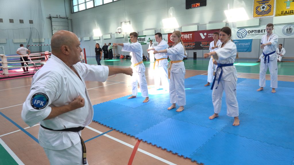 Karatē treniņš sporta zālē