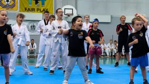Bērni taekvondo treniņā