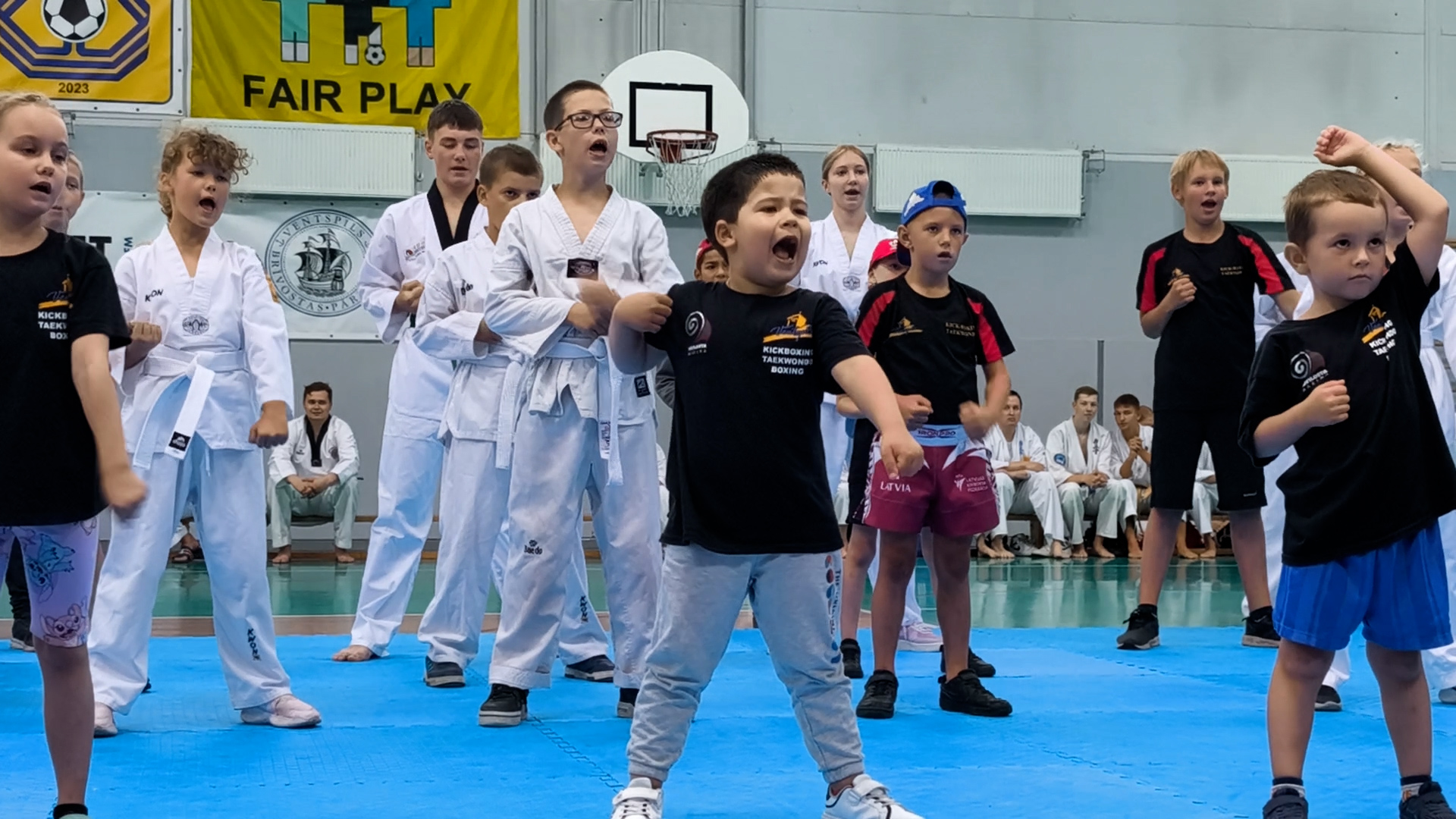 Bērni taekvondo treniņā