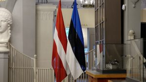Dronu tehnoloģiju attīstība un to pieaugošais izmantojums militāros konfliktos, īpaši Ukrainas pieredze, liek arī Baltijas valstīm pielāgoties. Tikšanās laikā abu valstu valdību pārstāvji apmeklēja Kuperjanova kājnieku bataljonu, kur iepazinās ar dzīves apstākļiem, kā arī vēroja, kā karavīri praktiski apgūst iemaņas cīņā ar mūsdienu lidojošajiem objektiem. Latvijas un Igaunijas karogi muzejā
