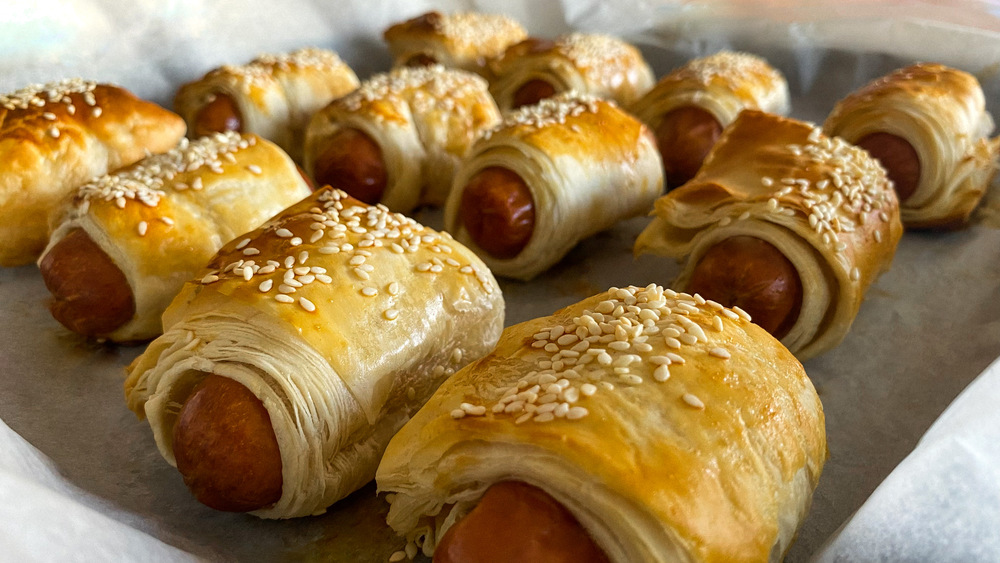 Mini hotdogi kārtainajā mīklā ar sezama sēklām.