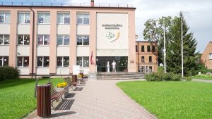 Bauskas pilsētas pamatskolas ēka ar cilvēkiem pie ieejas