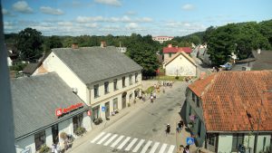 Sabiles pilsētas centrs ar gājējiem un ēkām vasaras dienā