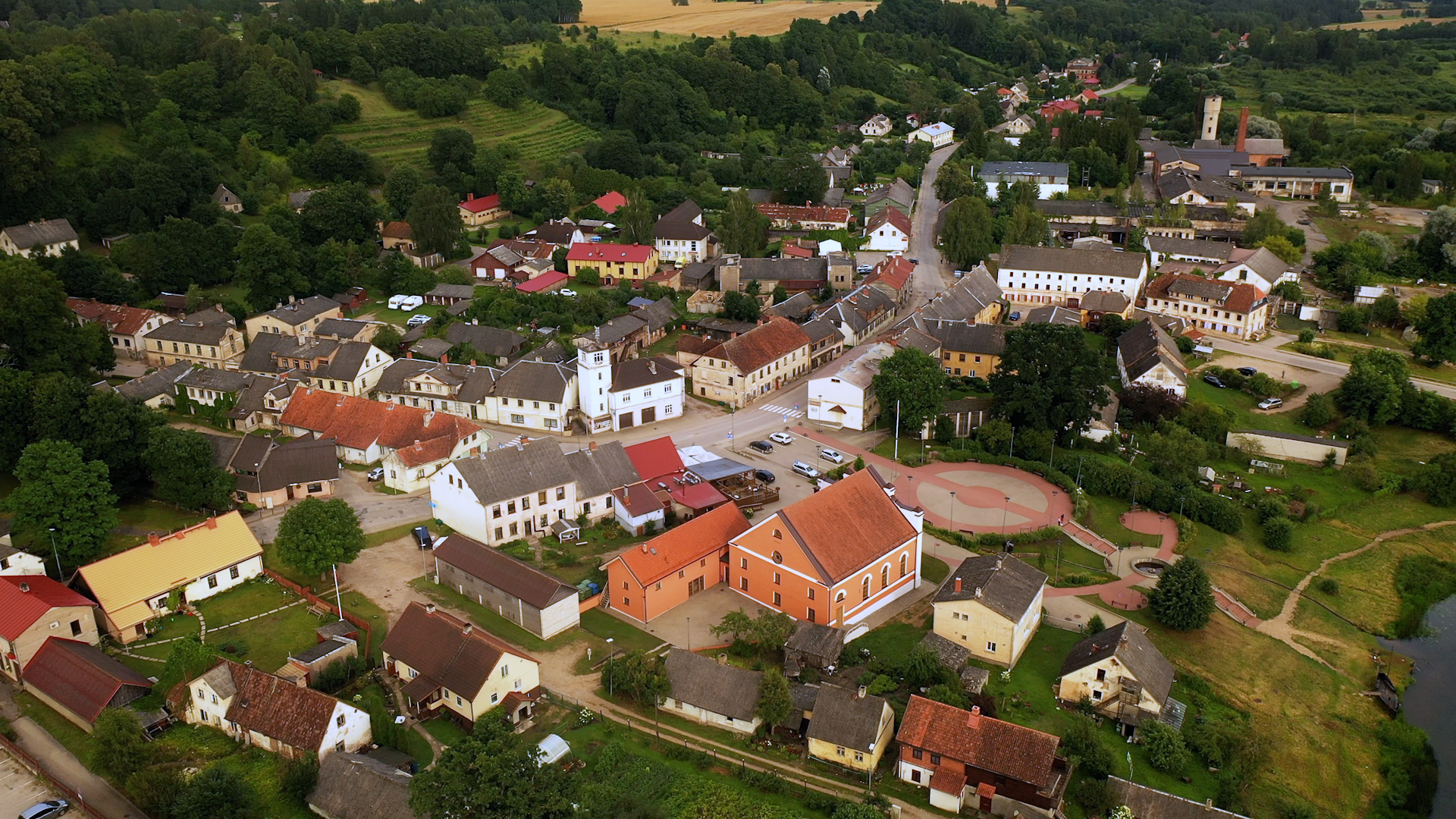 Sabiles pilsēta no putna lidojuma ar vīna kalnu fonā