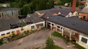Pamesta rūpniecības ēka ar sabrukušu jumtu Sabilē