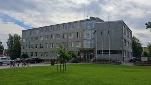 Bauskas novada pašvaldības administratīvā ēka ar Latvijas karogu