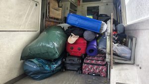 Svētceļnieku somas un čemodāni sakrauti transporta busiņā