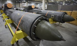 Militārie raķešu tipa droni rūpnīcas angārā