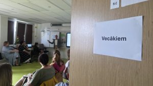 Vecāku diskusiju telpa ar lekciju skolā