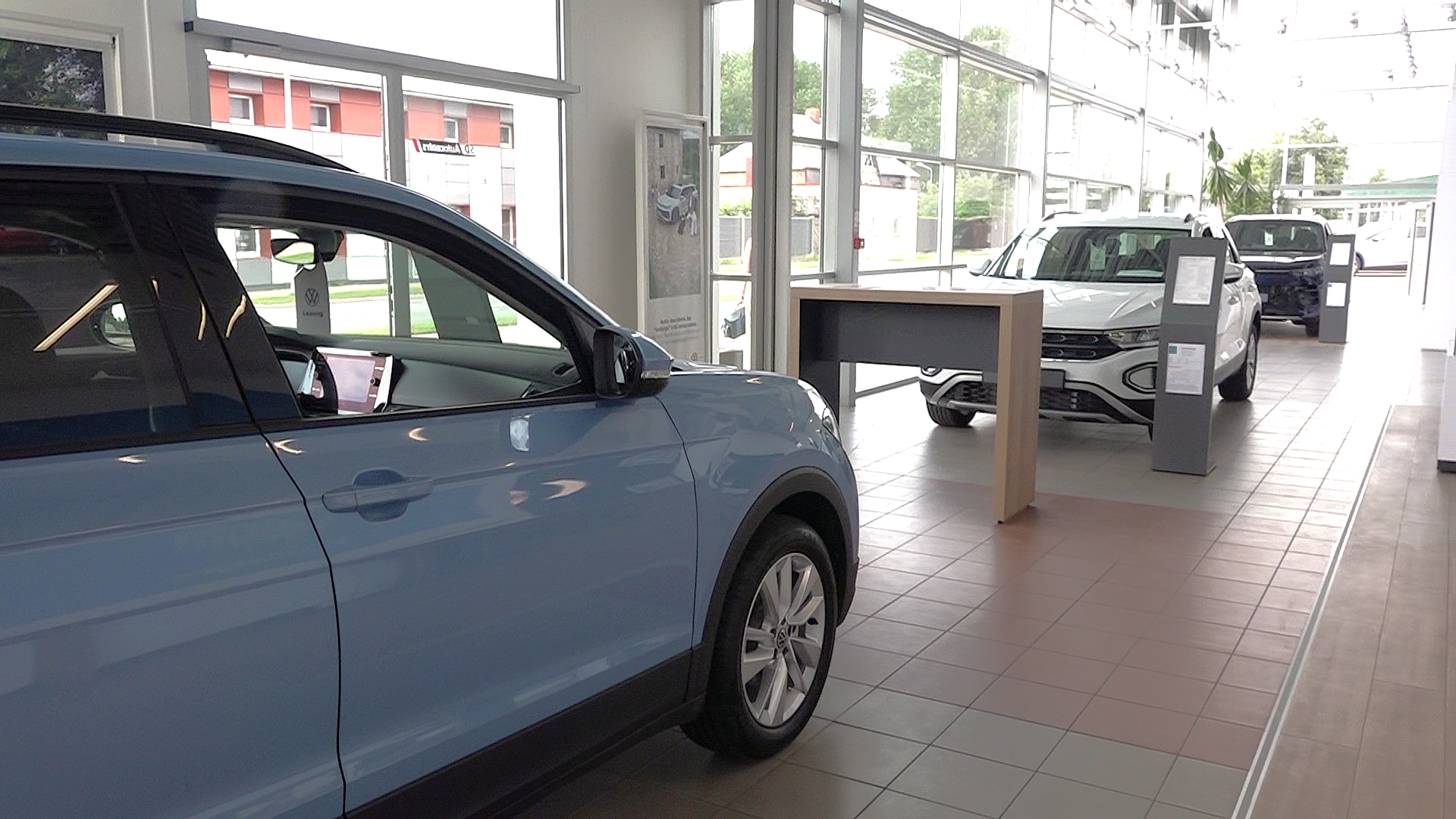 Jaunas automašīnas auto dīlera salona telpā