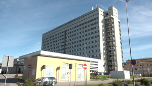 Liepājas reģionālā slimnīca ēka saulainā dienā