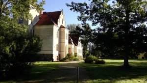 Mēru muiža rīta saulē ar sakoptu parku