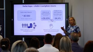 Sieviete prezentē darba tirgus datus konferencē Vidzemē