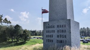 Latvijas karavīru piemiņas piemineklis ar karogu