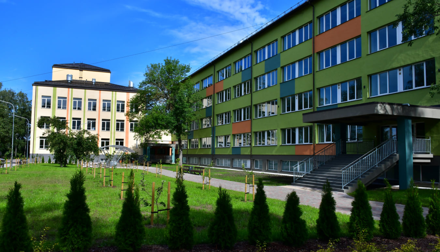 Jēkabpils 2. vidusskola ar divām ēkām un labiekārtotu pagalmu.