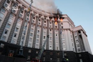 Ukrainas valdības ēka Kijivā deg pēc Krievijas dronu uzbrukuma.