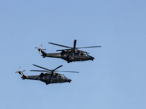 Divi militārie helikopteri lidojumā debesīs