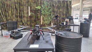 Latvijā ražots drons uz galda Rīgā atklātajā Autonomo sistēmu kompetences centrā.