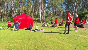 Latvijas Sarkanā Krusta pirmās palīdzības apmācības brīvā dabā ar dalībniekiem un instruktoru