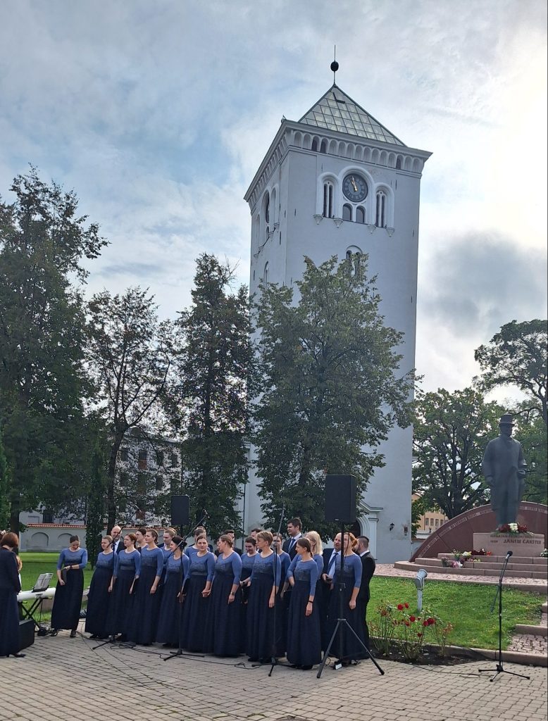 Koris uzstājas Jelgavā, Jāņa Čakstes pieminekļa pasākumā.