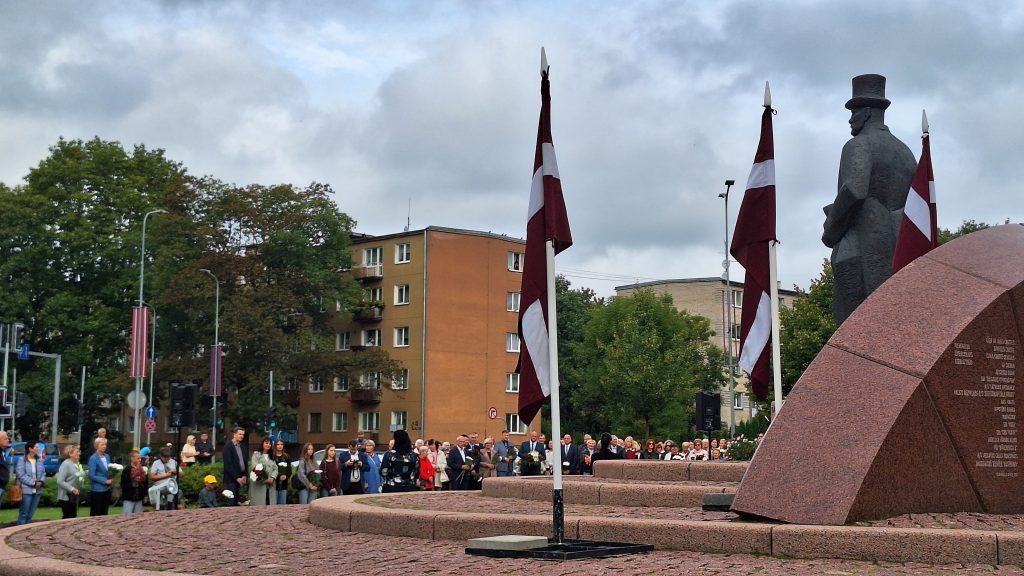 Cilvēki pulcējas pie Jāņa Čakstes pieminekļa Jelgavā.