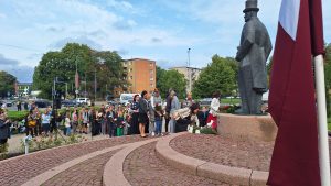 Cilvēki noliek ziedus pie Jāņa Čakstes pieminekļa.