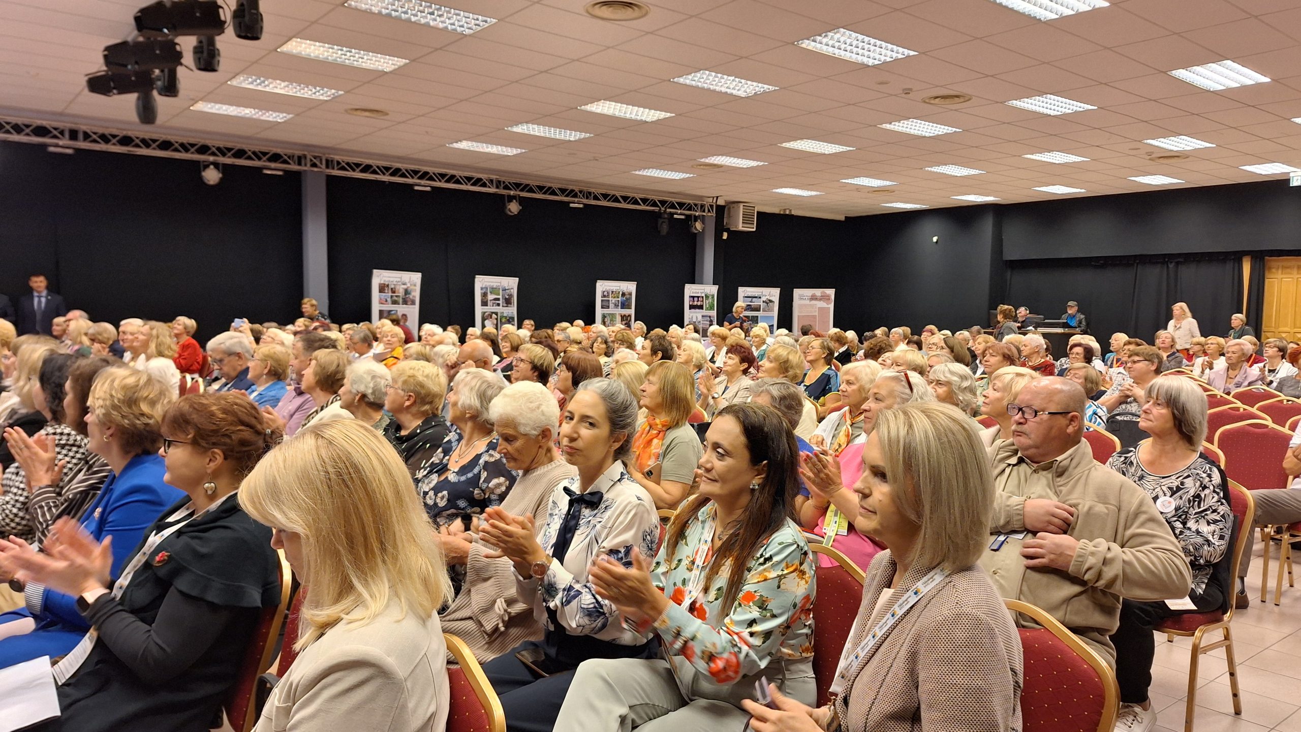 Senioru auditorija pieaugušo izglītības pasākumā