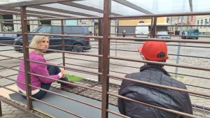 Brīvprātīgie atrodas sprostā pie Saeimas akcijā “Nedēļa sprostā”.
