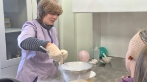 Zinātniece demonstrē eksperimentu ar šķidro slāpekli bērniem