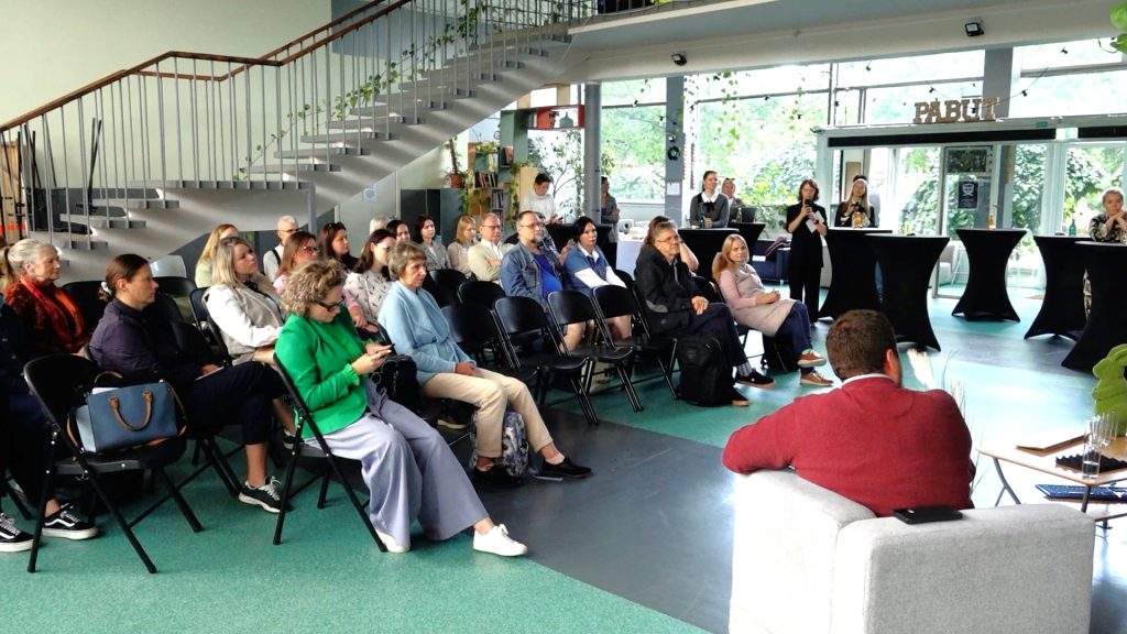 “Klikšķis iedvesmai” pasākuma dalībnieki konferenču zālē.