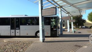 Starppilsētu autobuss pieturā pie elektroniskā reisa tablo