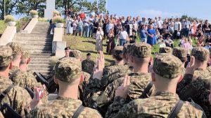 Latvijas karavīri dod svinīgo zvērestu ceremonijā