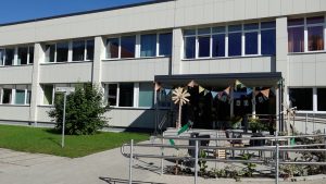 Senioru dienas aprūpes centrs Vaidavā ar svinīgi izrotātu ieeju un uzrakstu "Atspulgs".