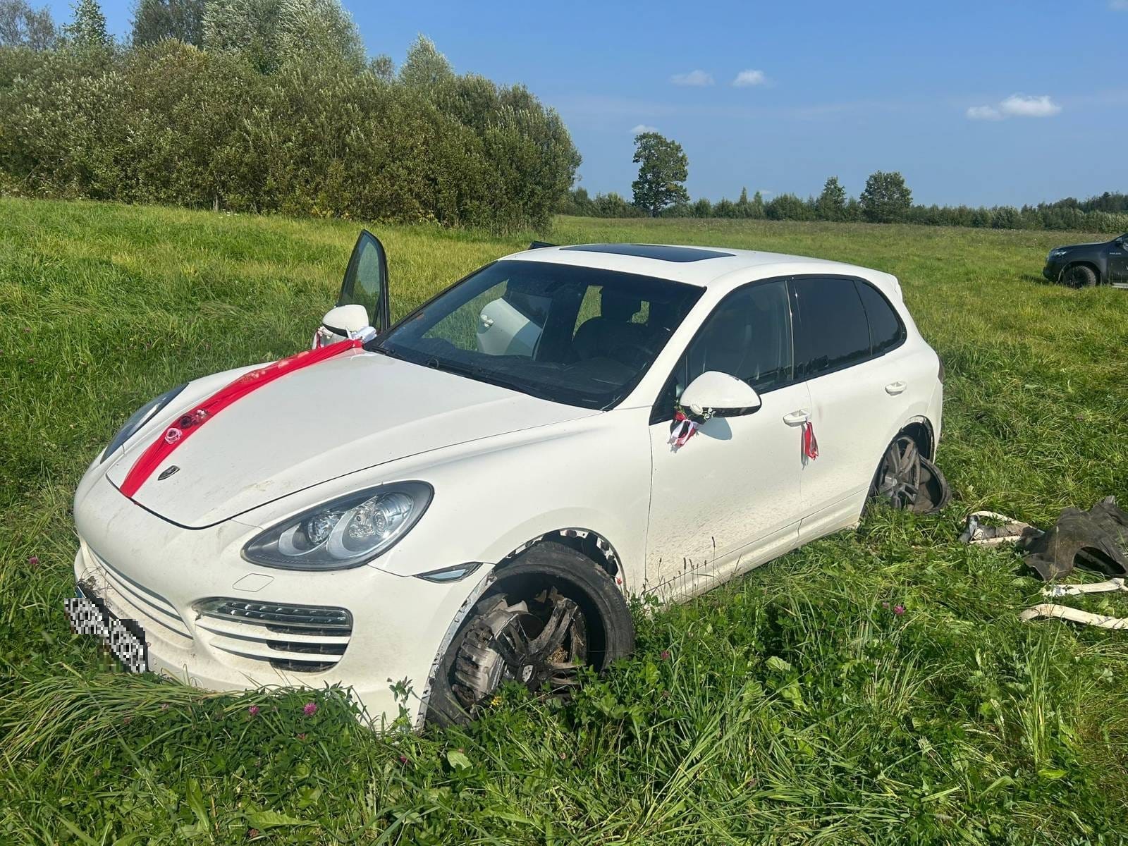 Kāzām rotāts Porsche Cayenne pēc bēgšanas no robežsargiem