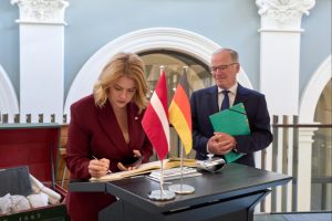 Latvijas Ministru prezidente ar Vācijas pārstāvi paraksta divpusējo līgumu Rīgā.