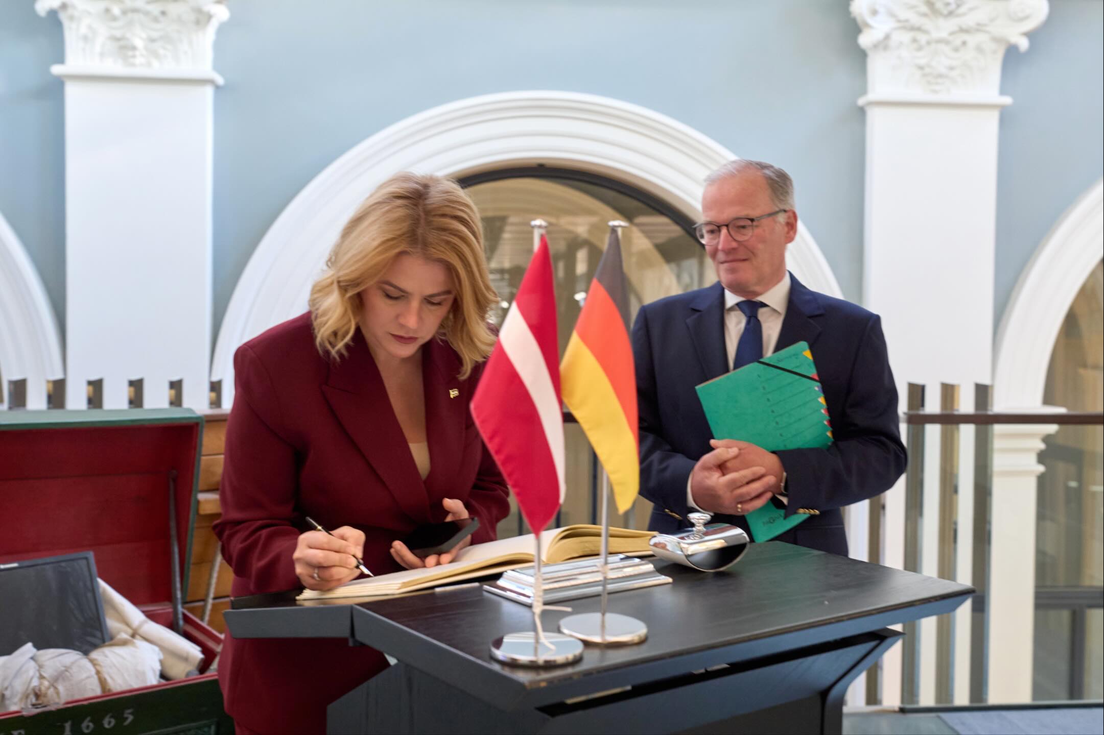 Latvijas Ministru prezidente ar Vācijas pārstāvi paraksta divpusējo līgumu Rīgā.