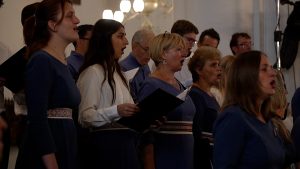 Kora dziedātāji tautiskos tērpos uzstājas baznīcā