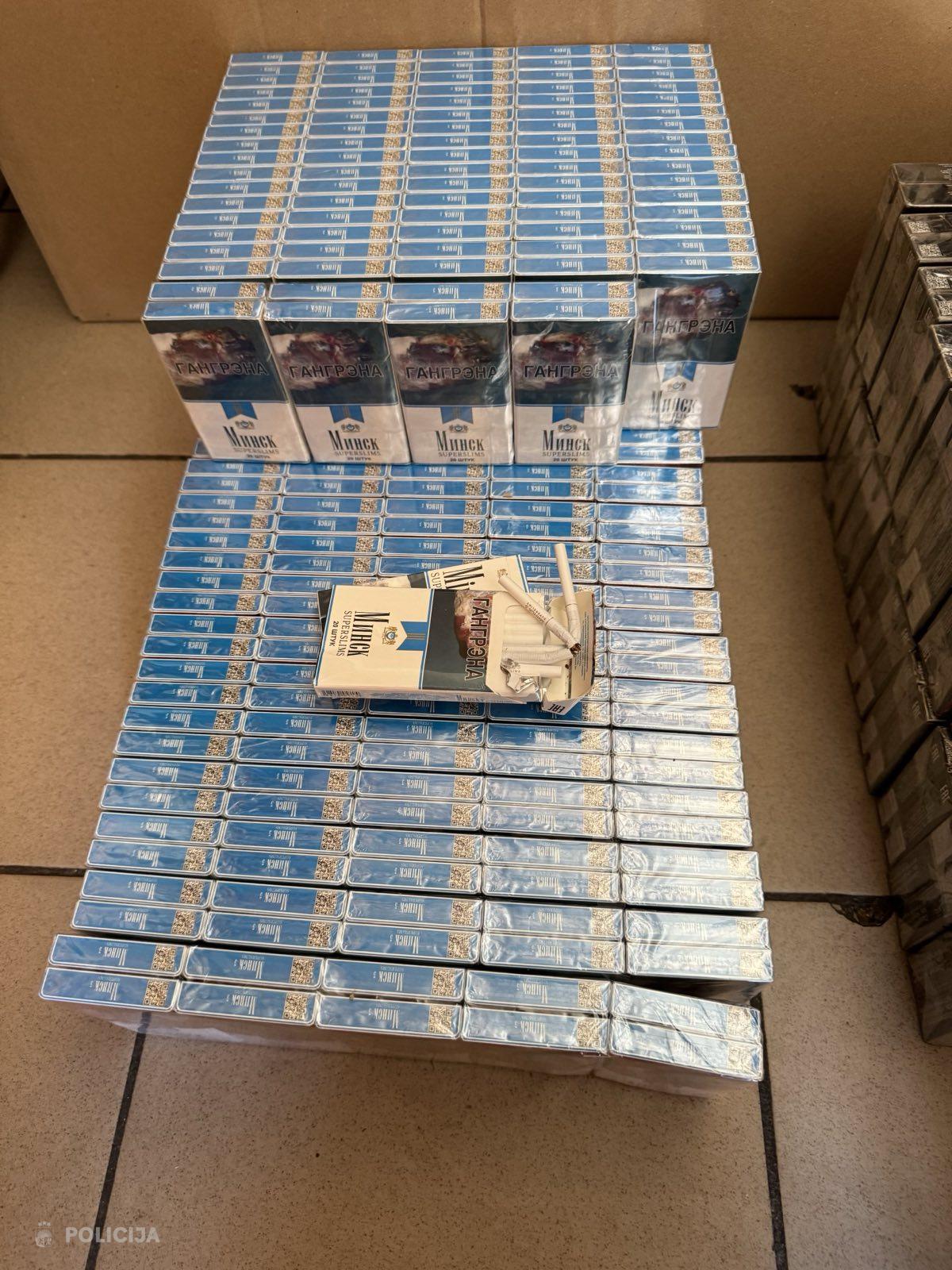 Liels daudzums Baltkrievijas akcīzes cigarešu "Minsk" un "Gange" paciņu, kas sakrautas vairākās rindās, pēc Valsts policijas konfiskācijas.