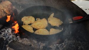 Kartupeļu pankūku cepšana uz ugunskura