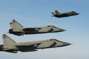 Trīs Krievijas MiG-31 iznīcinātāji un Itālijas F-35 virs Somu līča Igaunijas gaisa telpā.