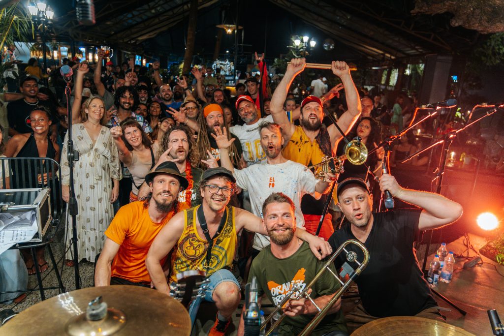 Grupa "Oranžās Brīvdienas" un liels pūlis pozē uz skatuves pēc koncerta Indijā.