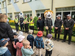 Talsu bērnudārza “Saulīte” audzēkņi drošības festivālā kopā ar policistiem un glābējiem.