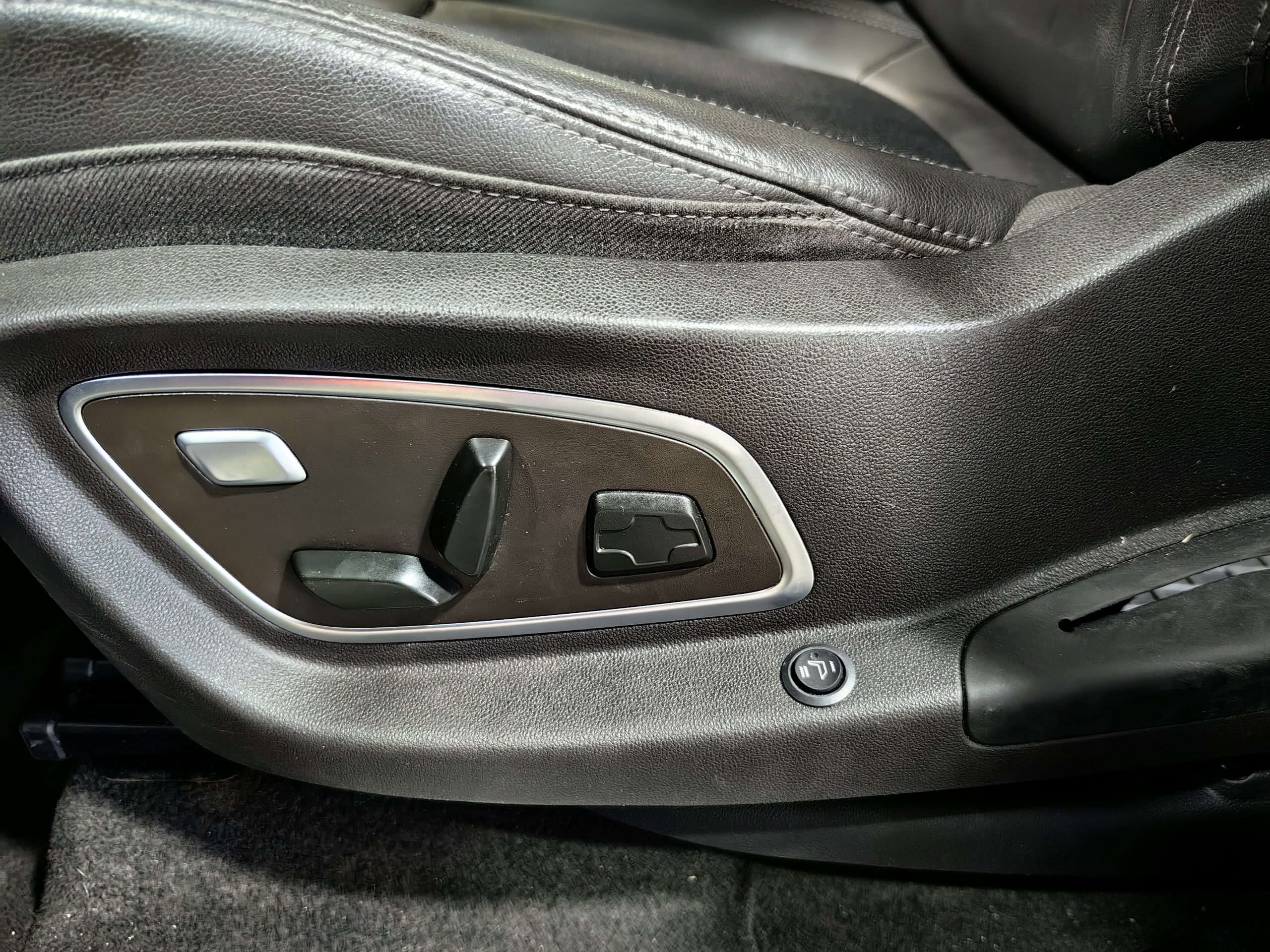 Liela daļa autobraucēju Latvijā ir gatavi gulēt kartona kastē, lai automobilī izbaudītu maksimālu komfortu. Tas ir normāli, jo dažs labs no mums pie stūres pavada vairāk laika nekā platajā laulības gultā. Ir svarīgi, lai viss pa rokai, lai sēdeklis nav par šauru, stūre par lielu, pogas par mazu un radio par klusu. Tieši tādēļ katrs modelis tiek piedāvāts dažādos aprīkojuma līmeņos. Reiz auto izsoles interneta vietnē uzradās vairāki simti kāda gana iecienīta modeļa eksemplāri un bija pieejami par neticami zemu cenu. Pirmajā brīdī ne viens vien pārpircējs sajūsmā berzēja rokas cerībā uz prāvu peļņu. Vien dziļāk iepazīstoties ar piedāvājumu, atklājās, ka aprīkojums neparedz pat gluži parastu radiouztvērēju, kur nu vēl tādas ekstras kā kondicionieri, navigāciju, sēdekļu apsildi vai atpakaļskata kameru. Viss izrādījās gaužām elementāri – līdz minimumam aprīkotie braucamrīki piecus gadus bija kalpojuši kādas Eiropas valsts pastā. Un kādēļ tērēties uz darbinieku labsajūtas rēķina? Tomēr bieži vien esam gatavi izdot lielu naudu par dažādām papildu opcijām, kuras tā arī nekad neizmantojam. Piemēram, automātisko parkošanās asistentu izmanto tikai retais, jo tas aizņem daudz laika, kas šaurā un apdzīvotā šķērsielā ir nepiedodama izšķērdība. Par daudzām opcijām autovadītāji pat nezina, jo ne jau katrs iedziļināsies uzstādījumu sarakstā vai iepazīsies ar lietotāja rokasgrāmatu.