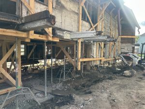 Senas koka ēkas restaurācija Ventspils vecpilsētā.