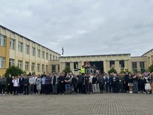 Skolēni pulcējas pie skolas Zinību dienā Latvijā