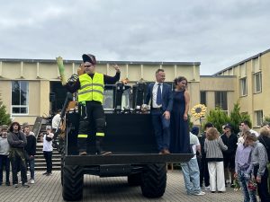 Zinību dienas svinības skolā ar humoristisku priekšnesumu uz traktora