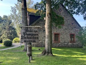 Andreja Pumpura Lielvārdes muzejs – koka izkārtne pie vēsturiskās ēkas Lielvārdē.